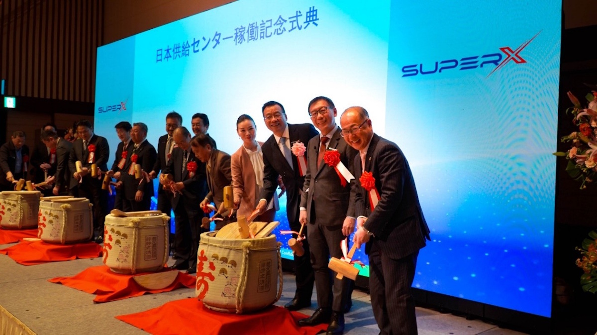 SuperX、日本に初のAIサーバー供給センターにて生産を開始